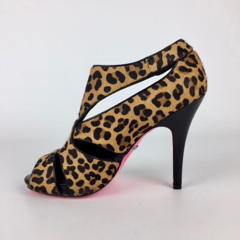 Betsey Johnson Womens Carlos Leopard Calf Hair Pumps Cutout Shooties size 5.5 - Picture 6 of 15